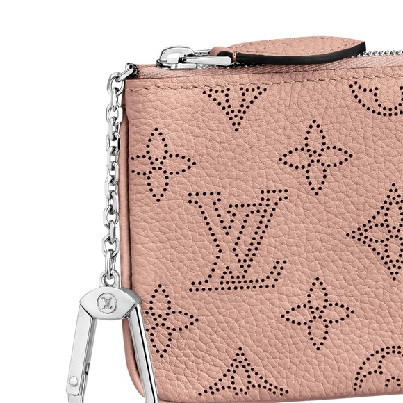 AUTHENTIC LV Key Pouch
PO.CLES MM MAHINA MAGNO
M69508 - Picture 4 of 10